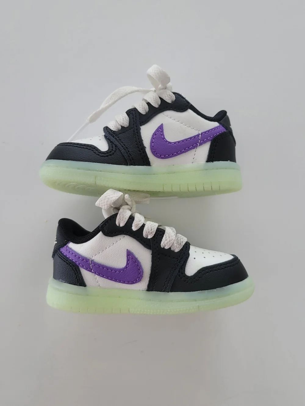 Nike Kids Low-Top Sneakers in White, Black & Purple with Glow Sole US 4C/EUR19.5